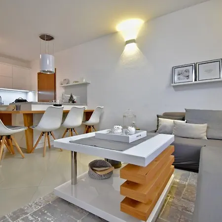 Delightful With Private Garden