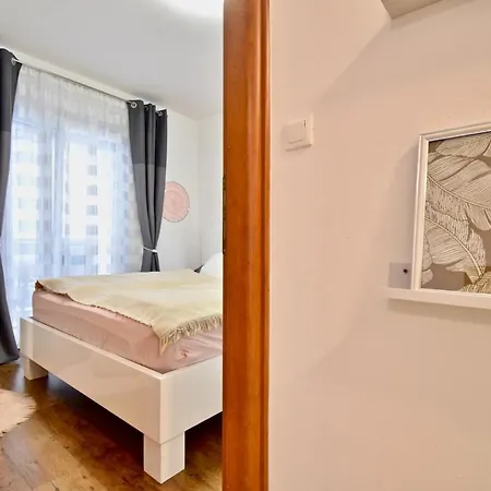 Delightful With Private Garden
