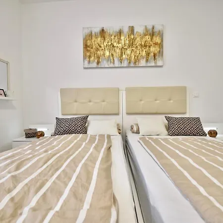 Delightful With Private Garden Appartamento