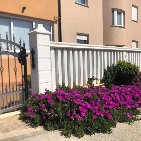 Delightful With Private Garden Ližnjan