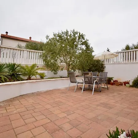 Delightful With Private Garden Appartamento Ližnjan