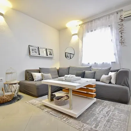 Apartment Delightful With Private Garden Liznjan